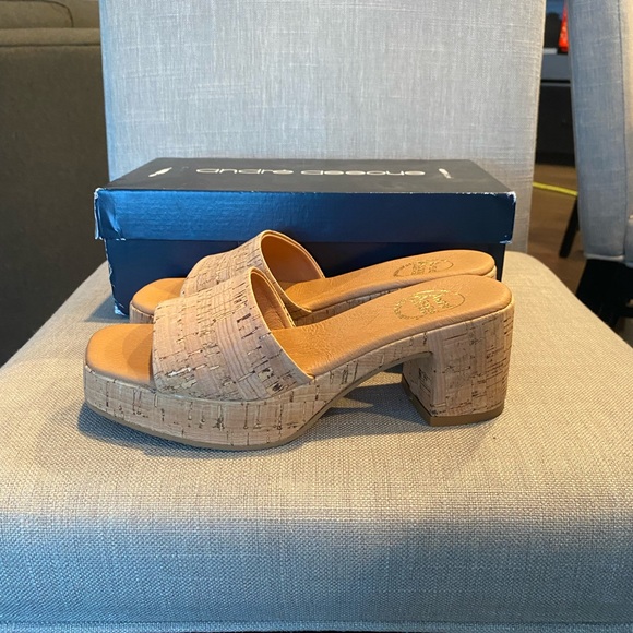 NWT Andre Assous Tan Cork Block Heel Sandals - Picture 3 of 5